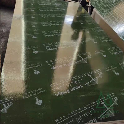 Film budowlany skierowany do sklejki